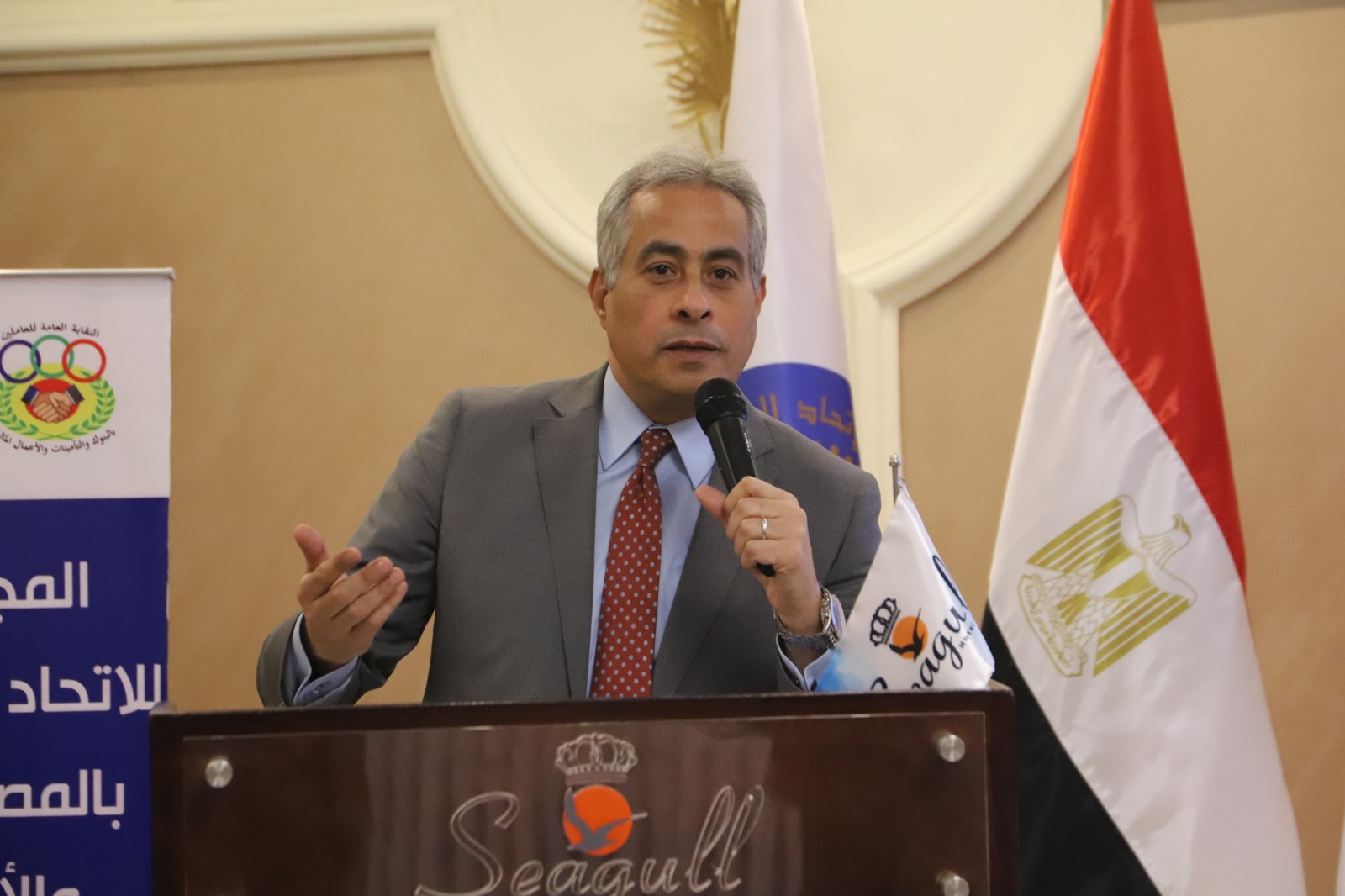وزير القوى العامله 